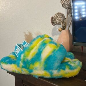 These are UGG size 4 fluff yeah marble slides